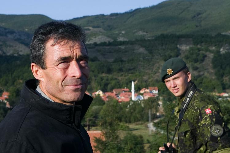 Anders Fogh Rasmussen fotograferet sidste år, da han besgøte Kosova. (Arkivfoto) 