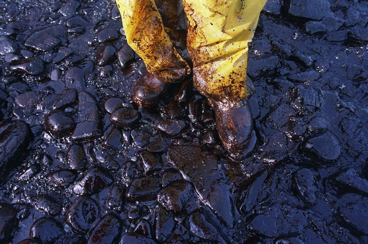 Befolkningen i området steg fra 3.000 til 12.000 indbyggere, hvoraf mange boede i telte eller sov bag i deres pickup-lastbiler. Nybygger- og guldgravertiden var for en tid vendt tilbage til Alaska, selv om det var under særdeles triste omstændigheder. 