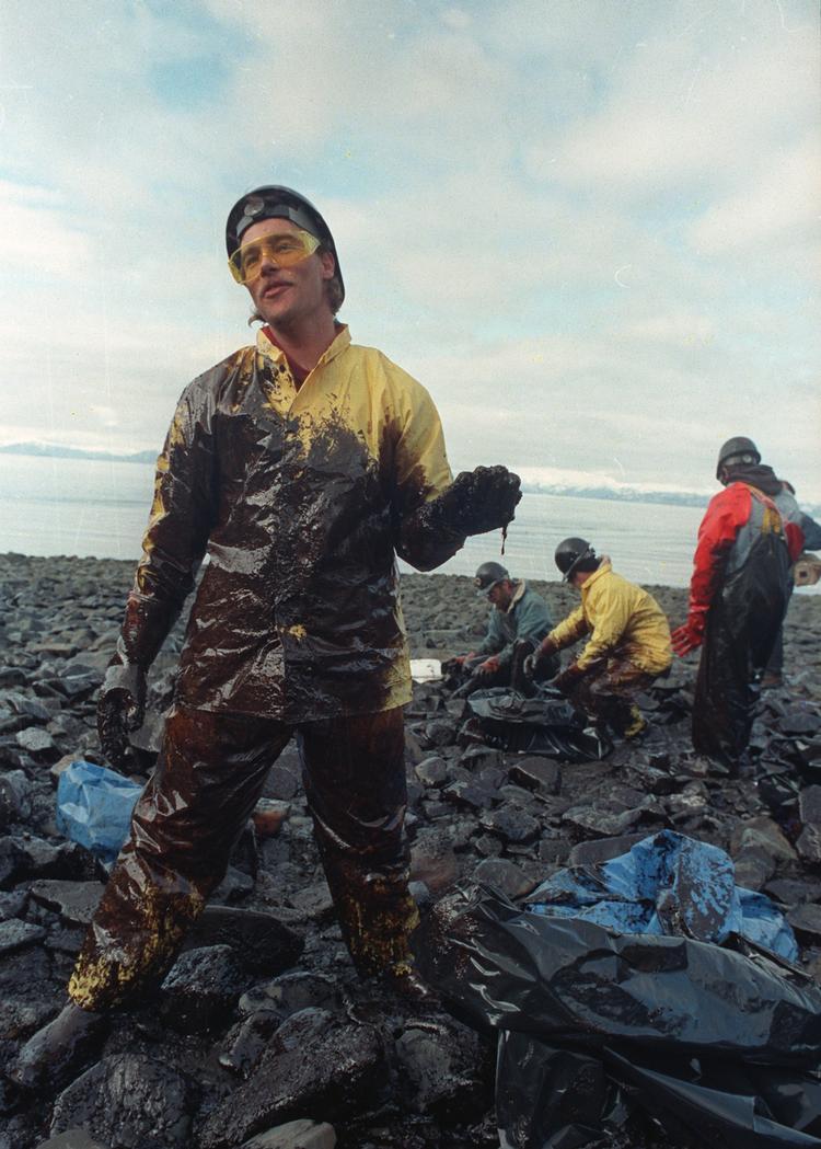 Tusinder af mennesker fra Alaska og hele USA strømmede til for at deltage i oprydningen. Op til 20 dollar i timen kunne arbejderne tjene. 