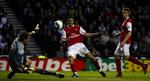 Robin Van Persie (midten) spår sin danske makker i Arsenals angreb, Nicklas Bendtner (th.), en stor fodboldfremtid. Arkivfoto 