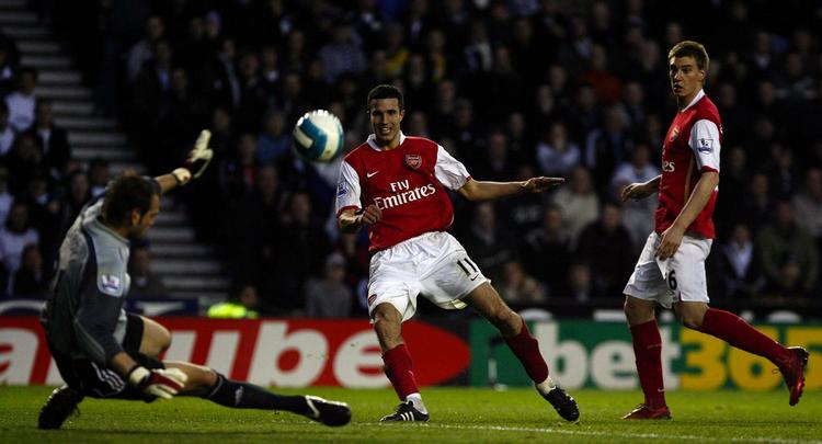 Robin Van Persie (midten) spår sin danske makker i Arsenals angreb, Nicklas Bendtner (th.), en stor fodboldfremtid. Arkivfoto 