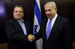 Benjamin Netanyahu (th.) har fået Arbejderpartiets opbakning. Her ses han med Arbejderpartiets leder Ehud Barak. 
