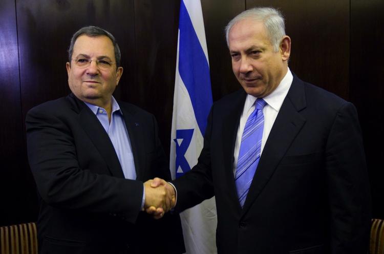Benjamin Netanyahu (th.) har fået Arbejderpartiets opbakning. Her ses han med Arbejderpartiets leder Ehud Barak. 
