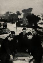 Bogen 'Sabotage' blev skrevet ved befrielsen i 1945 af modstandsorganisationen BOPA’s leder, Børge Thing, under hans kendte dæknavn 'Brandt', i samarbejde med journalist Kaj Christiansen, leder af 'Det kæmpende Danmarks Radiostudie', der havde lavet live-reportager af sabotageaktioner. Fingeret foto af et planlægningsmøde fra forsiden af bogen. 