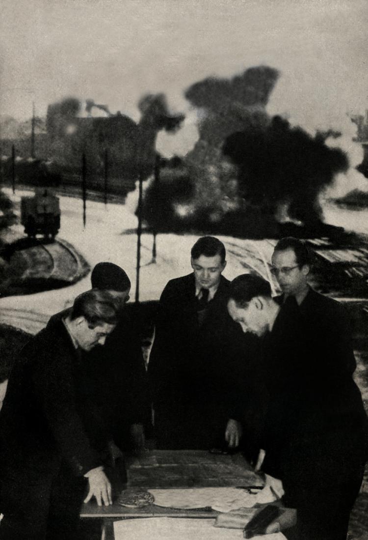 Bogen 'Sabotage' blev skrevet ved befrielsen i 1945 af modstandsorganisationen BOPA’s leder, Børge Thing, under hans kendte dæknavn 'Brandt', i samarbejde med journalist Kaj Christiansen, leder af 'Det kæmpende Danmarks Radiostudie', der havde lavet live-reportager af sabotageaktioner. Fingeret foto af et planlægningsmøde fra forsiden af bogen. 