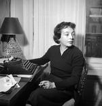 »Jeg har altid skrevet«, fortæller Marguerite Duras i 'At læse'. Der i lige så høj grad handler om - at skrive. Foto: Roger Viollet 