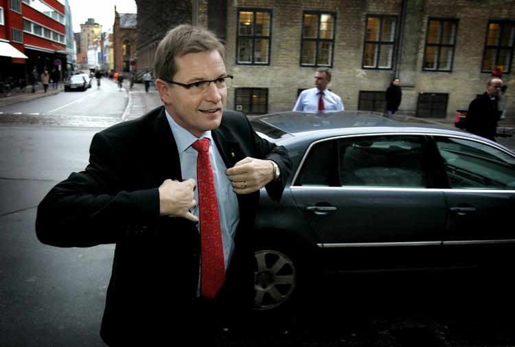 Bendt Bendtsen fotograferet i sin tid som økonomi- og erhvervsminister. Han er netop steget ud af den ministerbil, som ulovligt skulle have fragtet hans jagtgevær. (Arkivfoto) 