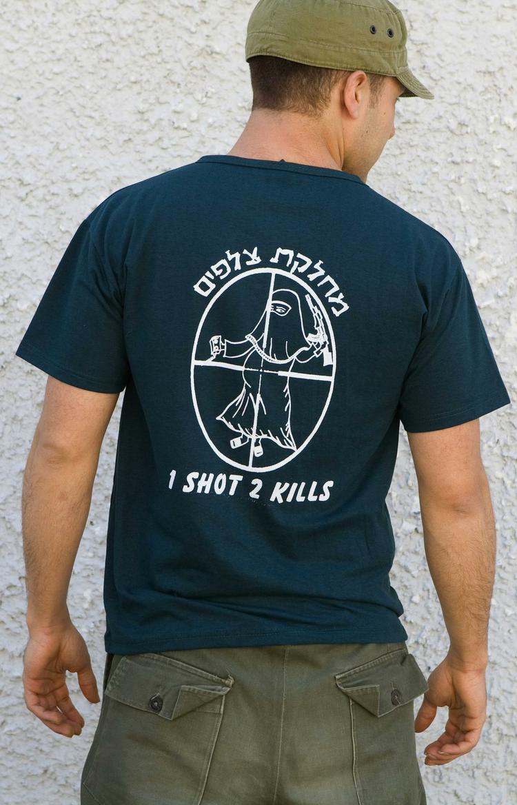 Det israelske militær bliver skarpt kritiseret over brugen af stærkt krænkende anti-palæstinensiske t-shirts. 