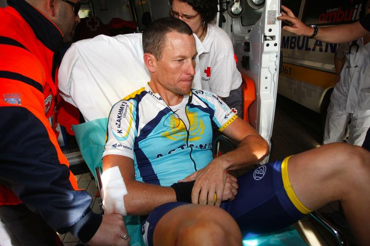 Lance Armstrong har været en tur i asfalten. 