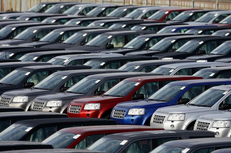 Usolgte biler i lange baner er et efterhånden velkendt syn. Men en række biler, der egentlig burde være ok, bliver helt overset af køberne. 