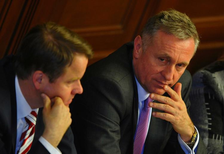 Tjekkiets premierminister Topolánek (th.) efter mistillidsafstemningen i parlamentet. 