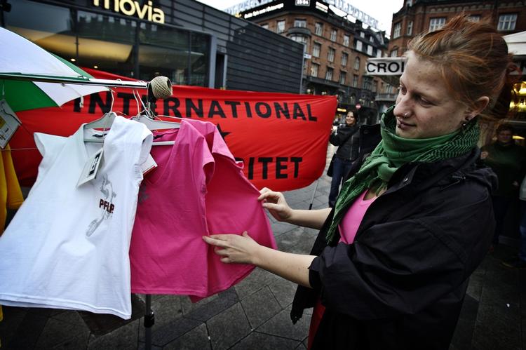 Højesteret skal afsige dom over tøjfirmaet Fighters+Lovers. Et centralt spørgsmål er, hvad der er terrorisme, og hvad der er frihedskamp. Arkivfoto af t-shirts, som blev solgt til fordel for FARC og PFLP. 