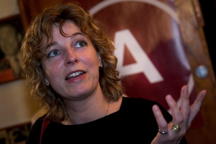 De store partier er gammeldags, medlemmerne skal uddanne sig og diskutere noget mere, mener Christine Antorini. 