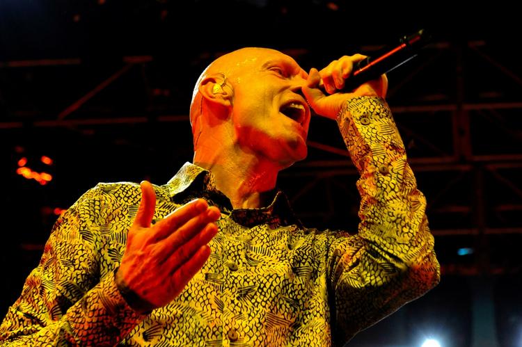Den australske kulturminister Peter Garrett, der stadig optræder nu og da i sin 'anden rolle' som forsanger i bandet Midnight Oil, takkede Jørn Utzon ved arrangementet. Arkivfoto. 