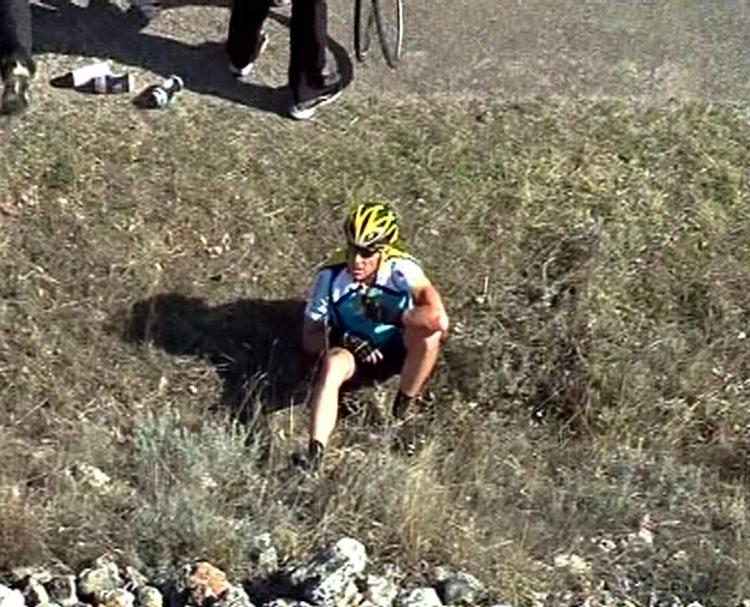 Lance Armstrong ses i grøftekanten lige efter styrtet, hvor han brækkede kravebenet. Arkivfoto. 