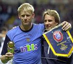 Paul Merson (th.), der i en periode var holdkammerat med Peter Schmeichel i Aston Villa, har modtaget behandling for ludomani og reklamerer nu for en bookmaker. Arkivfoto. 