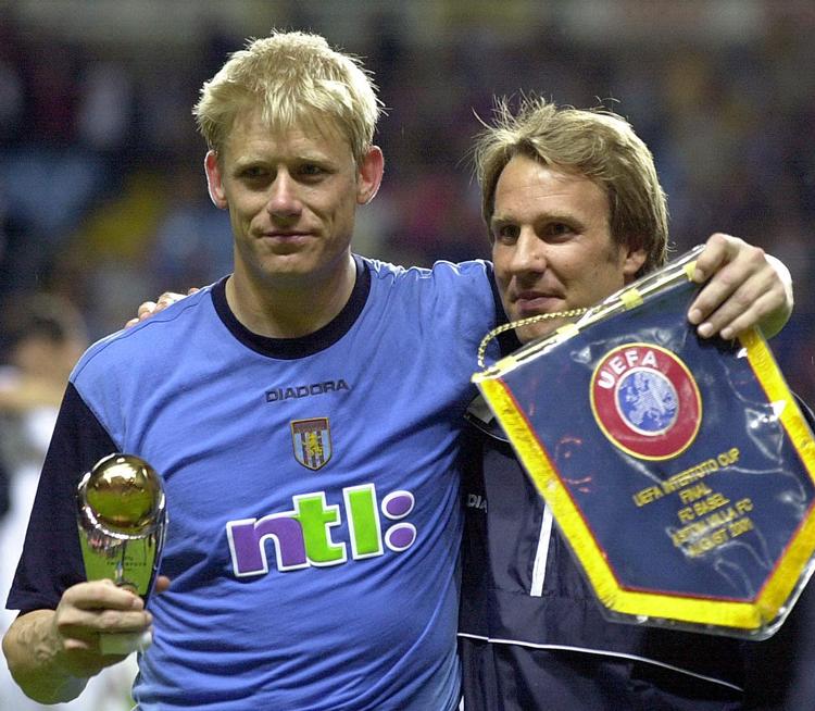 Paul Merson (th.), der i en periode var holdkammerat med Peter Schmeichel i Aston Villa, har modtaget behandling for ludomani og reklamerer nu for en bookmaker. Arkivfoto. 