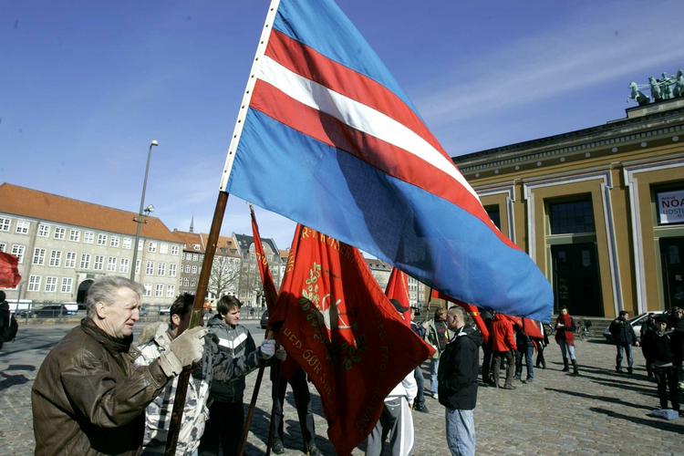 De seks tiltalte i Fighters og Lovers-sagen fik moralsk opbakning udenfor Højesteret. 