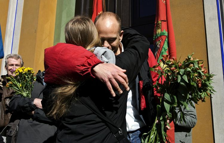 Ulrik Kohl og Kathrine Willumsen er vrede over at være dømt for terrorstøtte ved at sælge T-shirts. 