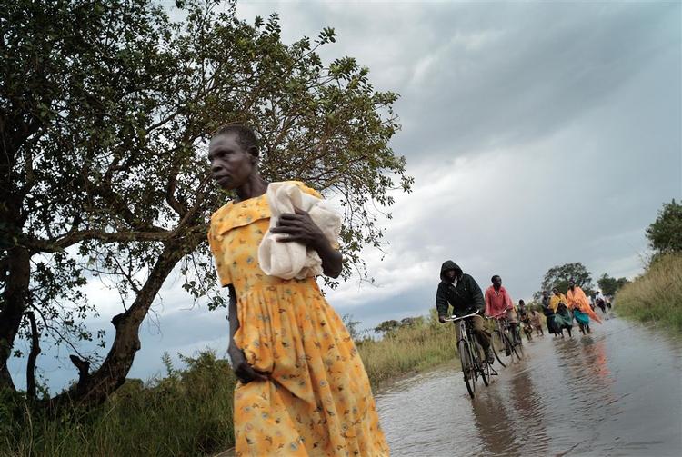 Det er i områder som dette - i det nordlige Uganda - at indbyggerne er truet af blandt andet malaria. Her anvendes myggeimprægnerede net i stor stil. 