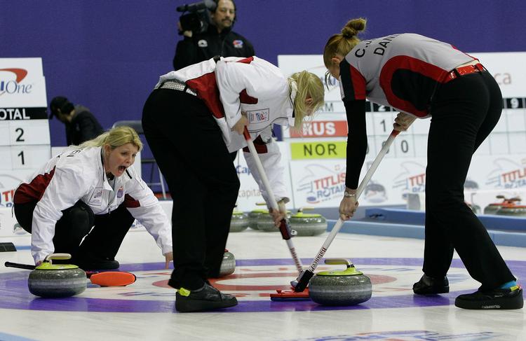 Danmarks skipper Angelina Jensen råber instruktioner til Camilla Jensen and Denise Dupont (th) under sejren mod Canada tidligere i dag. Senere tabte Danmark til værtsnationen Sydkorea. 