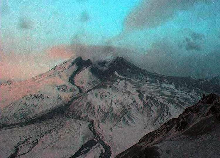 Mount Redoubt sender dynger af aske ud ved sine mange udbrud. 