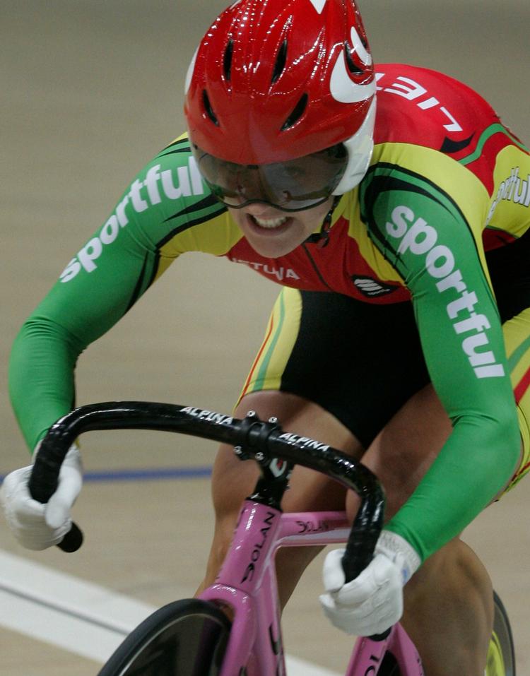 Litauens Simona Krupeckaite lagde hårdt ud ved VM i banecykling i Polen, da hun satte verdensrekord i 500 meter på tid. 