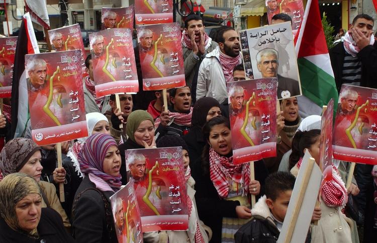 Her demonstrerer tilhængere af PFLP for løsladelse af bevægelsens leder, Ahmed Saadat. PFLP modtager snart 1.800 kroner fra tidligere danske kz-fanger og modstandsfolk som protest mod terrorloven, der ikke tillader støtte til PFLP. Arkivfoto 