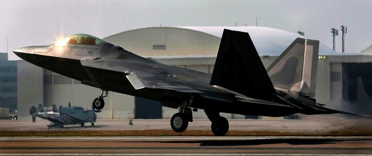 F-22 kampflyet er svært at spore på radar på grund af sin form. 
