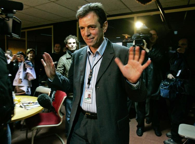 Luc Rousselet, direktør i den franske afdeling af 3M, da han bliver frigivet af de vrede arbejdere. 