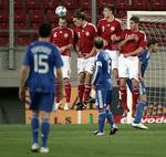 Tv-rettighederne til det danske landsholds udekampe - her mod Grækenland - er til salg hver gang. Arkivfoto. 