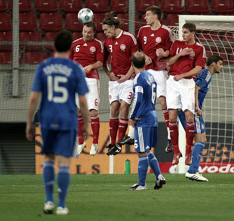 Tv-rettighederne til det danske landsholds udekampe - her mod Grækenland - er til salg hver gang. Arkivfoto. 