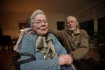Magrethe Røjgaard er jævnligt blevet vækket om natten for at blive vasket og få tøj på. 