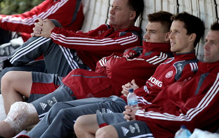 Nicklas Bendtner så til med en ispose på knæet, mens Morten Nordstrand skånede sin akillesscene, ved onsdagens landsholdstræning på Malta. 
