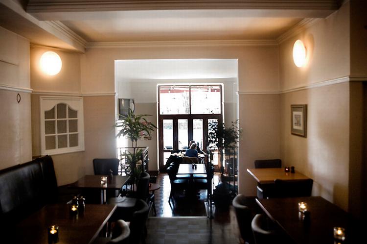 Café L'Amore får fire kopper for at være et hyggeligt, forholdsvis prisbilligt vandingshul med en dejlig beliggenhed. 