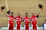 Alex Rasmussen, Michael Mørkøv, Jens-Erik Madsen og Casper Jørgensen med blomster og sølvmedaljer efter OL-finalen i Beijing. Arkivfoto. 