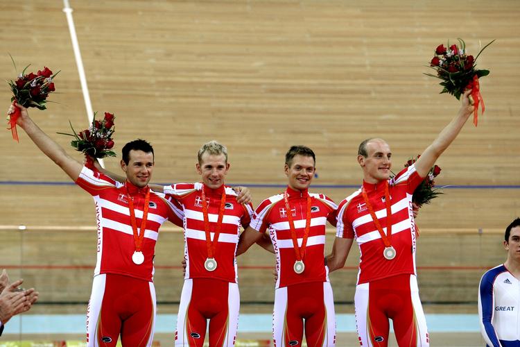 Alex Rasmussen, Michael Mørkøv, Jens-Erik Madsen og Casper Jørgensen med blomster og sølvmedaljer efter OL-finalen i Beijing. Arkivfoto. 