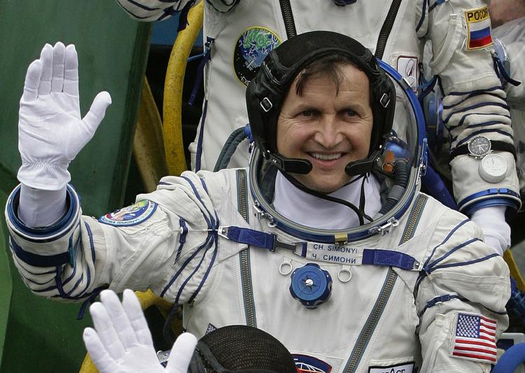 Charles Simonyi spenderede 140 millioner kroner på en tur i rummet i 2007. I dag gør han det igen. 