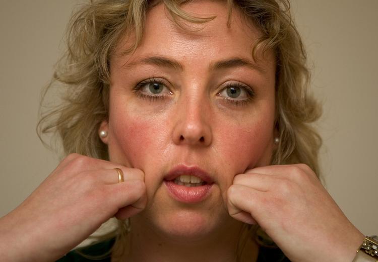 Kæbespændinger kan brede sig til nakke og ryg og give hovedpine. Lidt massage kan lindre. Arkiv 