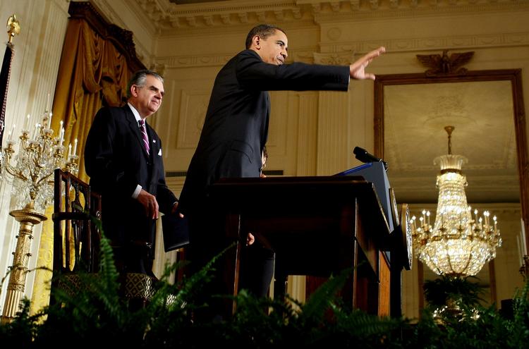 Præsident Obama, da han i januar underskrev et lovinitiativ om klimaindsats. Bag ham transportminister Ray LaHood 