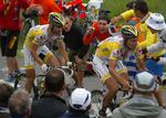 Juan José Cobo trækker sin tidligere holdkammerat Leonardo Piepoli (bagerst) op på toppen af Hautacam-bjerget under sidste års Tour de France. Piepoli vandt den store bjergetape, men blev senere afsløret som dopingsynder. Arkivfoto. 