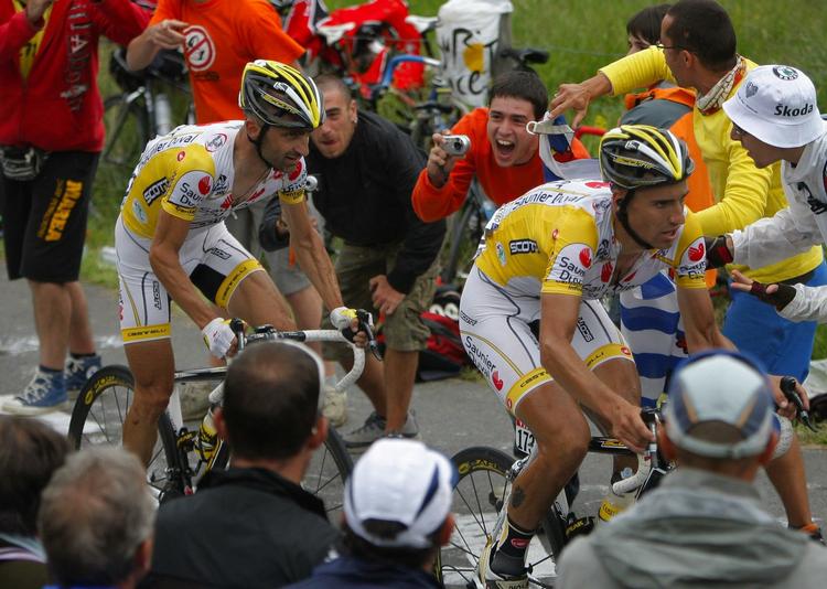 Juan José Cobo trækker sin tidligere holdkammerat Leonardo Piepoli (bagerst) op på toppen af Hautacam-bjerget under sidste års Tour de France. Piepoli vandt den store bjergetape, men blev senere afsløret som dopingsynder. Arkivfoto. 