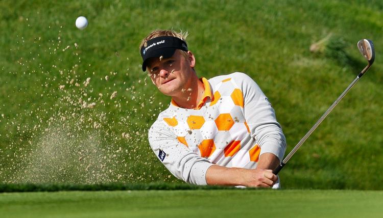 På dagens andet hul fik Søren Kjeldsen reddet sig ud af en vanskelig situation i bunkeren. 