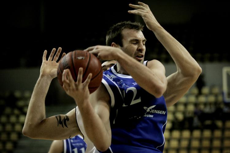 Jakob Hansen (2,06 meter) og de øvrige velvoksne Svendborg-spillere er kun en sejr fra DM-finalerne for tredje sæson i træk. Arkivfoto. 