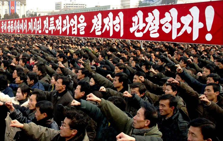Titusindvis af nordkoreanere viser angiveligt deres kampvillighed ved en demonstration i hovedstaden Pyongyang i januar. 