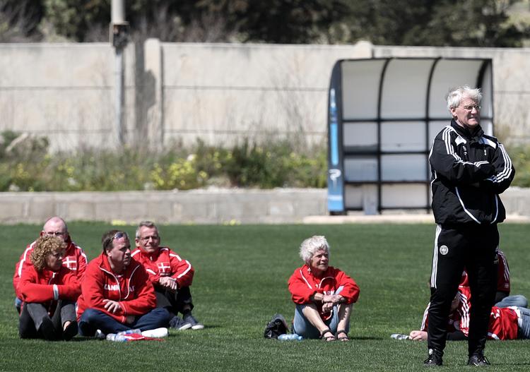 Morten Olsen - her med nogle danske fodboldfans på sidelinien under træningen på Malta - har, i modsætning til mange danskere, en god fornemmelse med hensyn til Danmarks VM-kvalifikationschancer. 