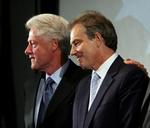 Bill Clinton og Tony Blair ses her sammen ved førstnævntes 60 års fødselsdag i 2006. Arkivfoto. 
