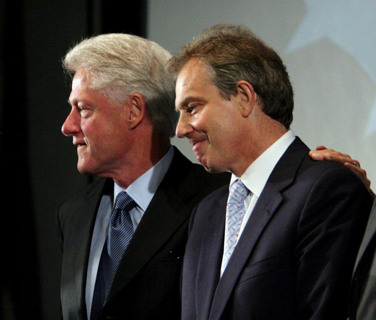 Bill Clinton og Tony Blair ses her sammen ved førstnævntes 60 års fødselsdag i 2006. Arkivfoto. 
