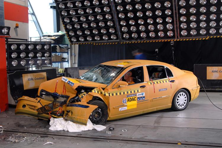 Brilliance BS 4 er stærkt læderet  efter crashtesten. Fører og passager er meget dårligt beskyttet i denne bil. 