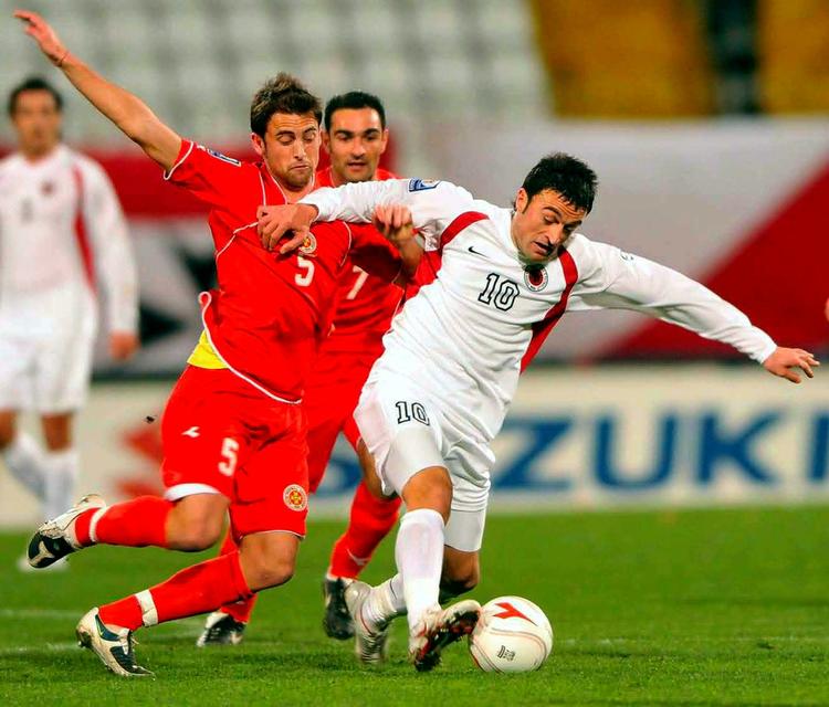 Andre Agius (tv.) og Ejon Bogdani i nærkamp, da Malta i sidste måned opnåede turneringens første point med  0-0 mod Albanien. Arkivfoto. 